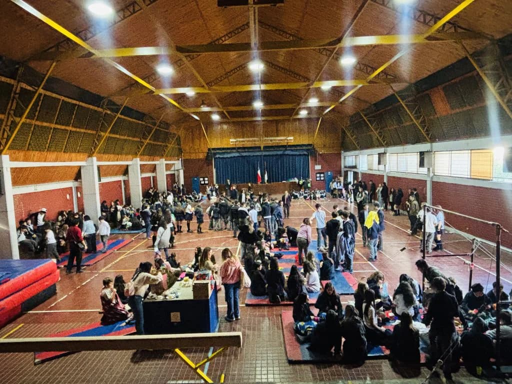 La comunidad escolar participa en una jornada de actividades en el gimnasio del colegio.