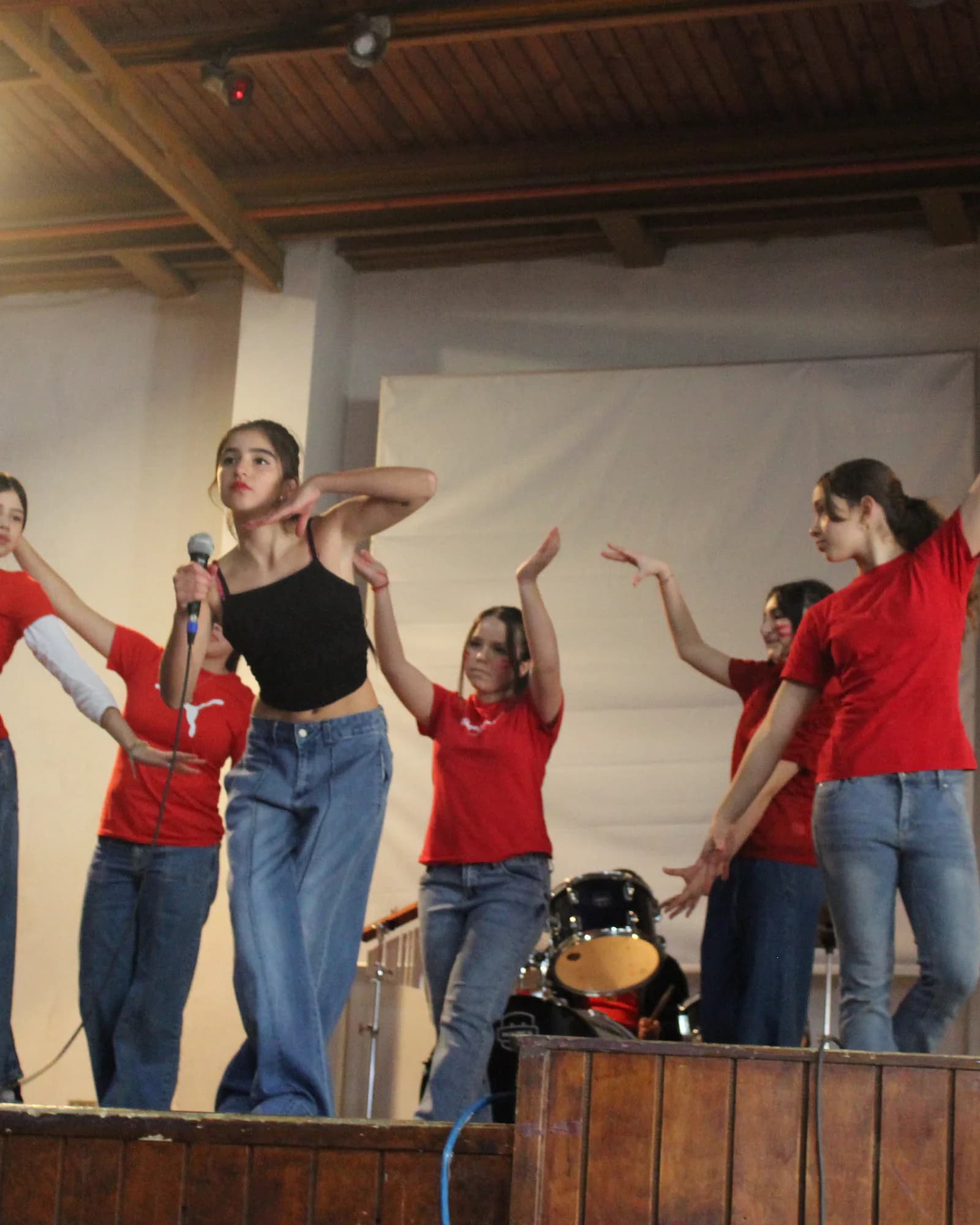 Estudiantes presentan una coreografía en una jornada del colegio.