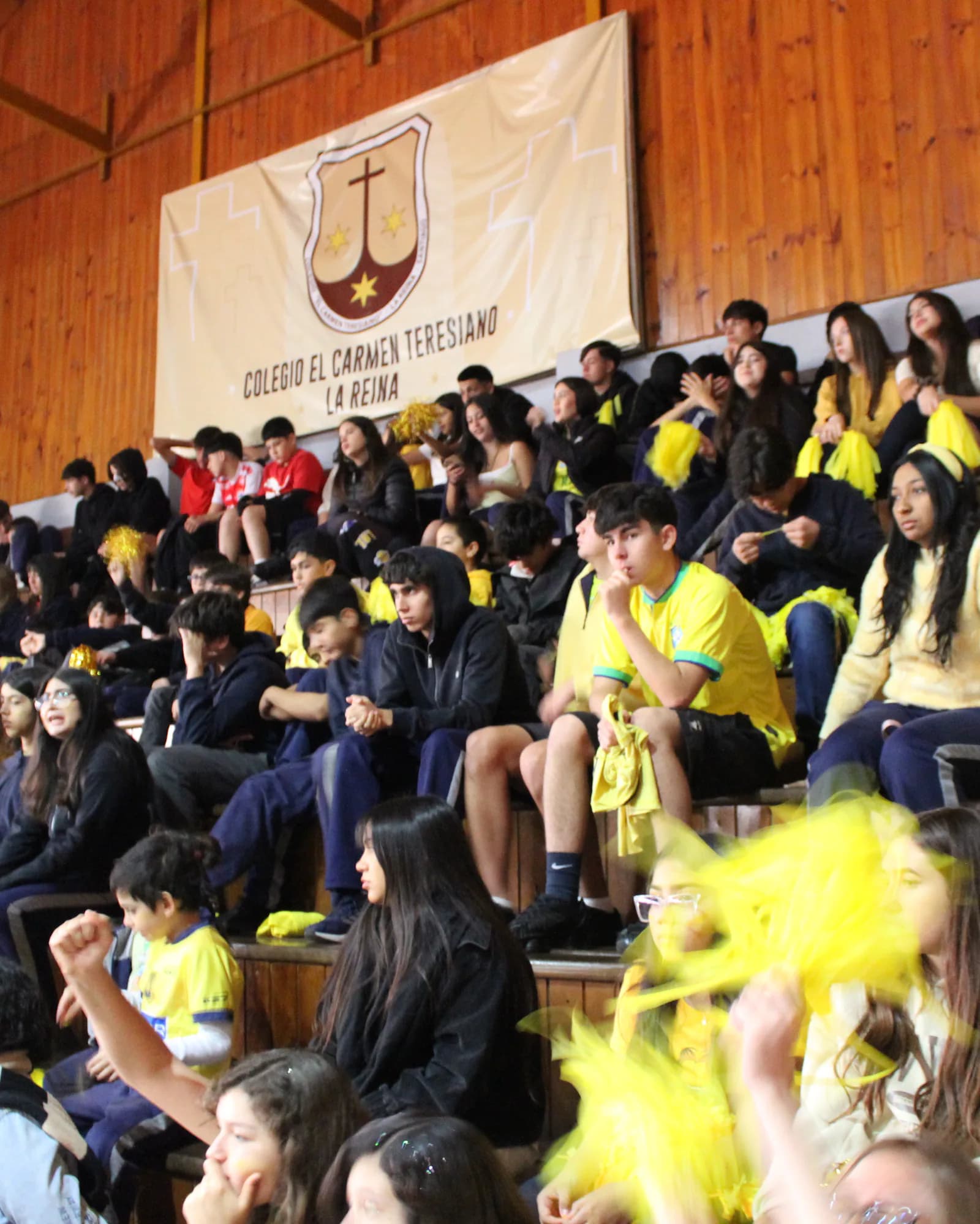La comunidad escolar se reúne bajo el escudo del colegio durante la Semana Teresiana.