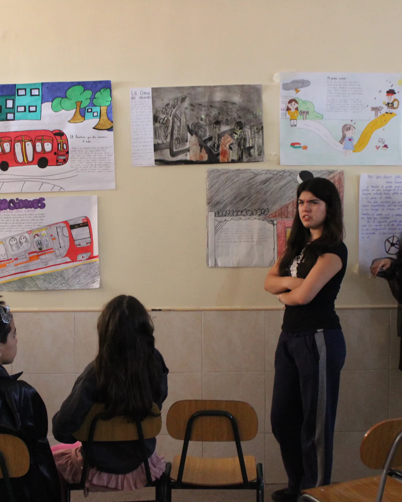 Estudiantes presentan trabajos de lectura a sus compañeros durante la Celebración del Día del Libro.