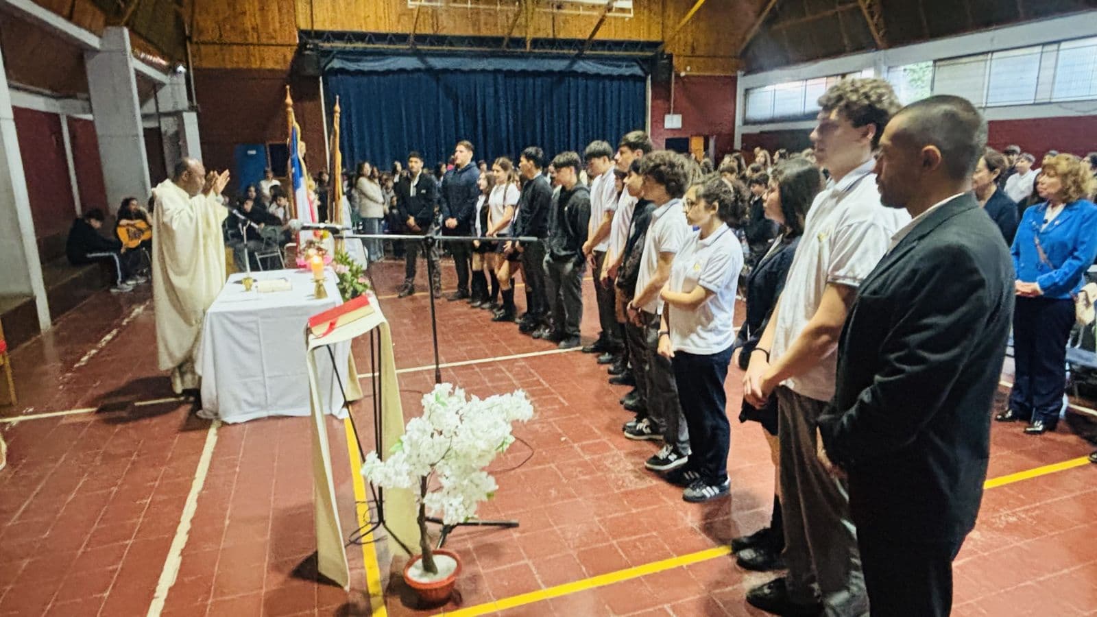 Fotografía de la noticia «Celebramos a San José y los logros de nuestros estudiantes en TOEFL» del Colegio El Carmen Teresiano La Reina.