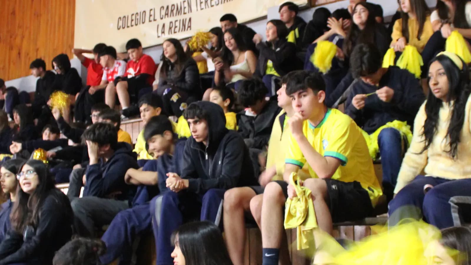 La comunidad escolar se reúne bajo el escudo del colegio durante la Semana Teresiana.
