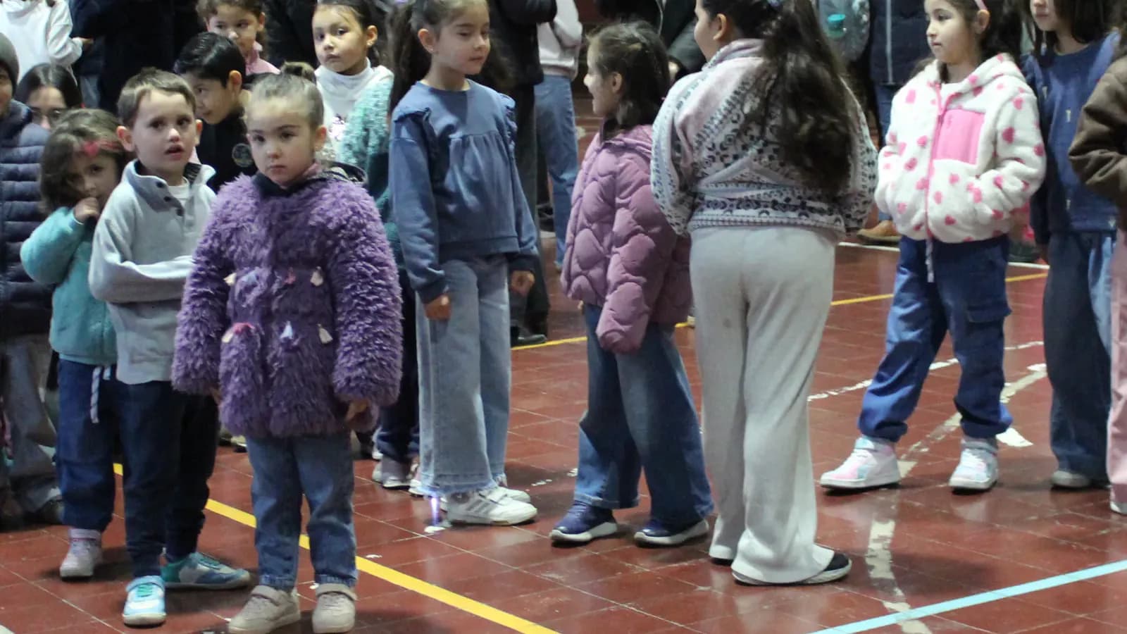 Estudiantes de distintos cursos comparten una actividad de la comunidad escolar.