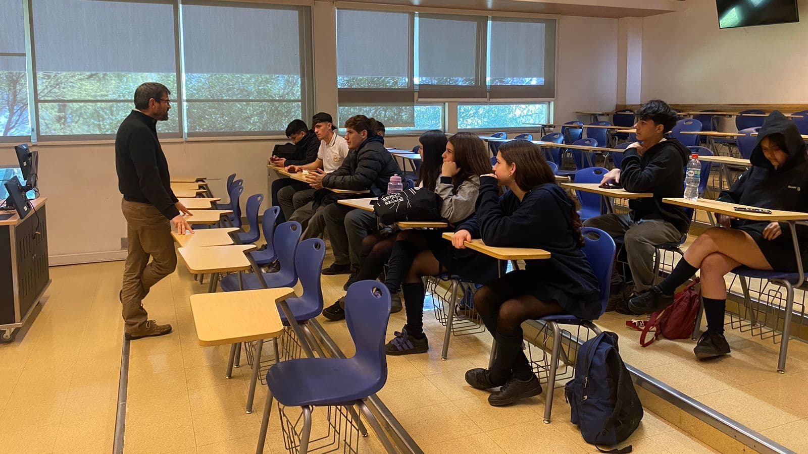 Fotografía de la noticia «Estudiantes de 3° y 4° Medio visitan la Universidad Adolfo Ibáñez» del Colegio El Carmen Teresiano La Reina.