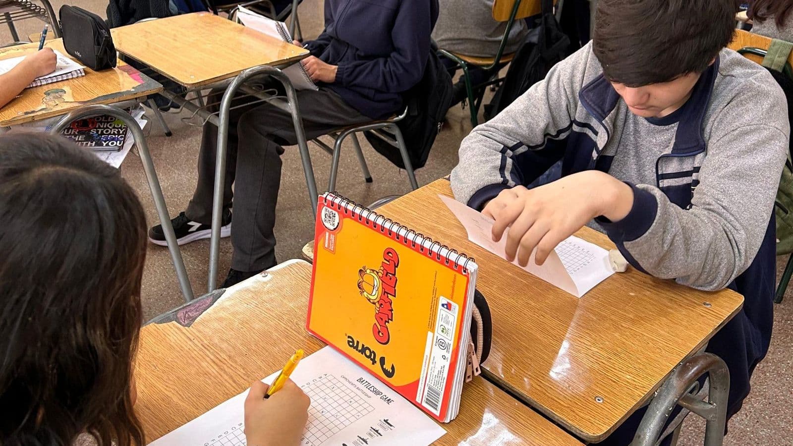 Fotografía de la noticia «Aprendizaje lúdico en acción: Estudiantes refuerzan matemáticas con la Batalla Naval» del Colegio El Carmen Teresiano La Reina.