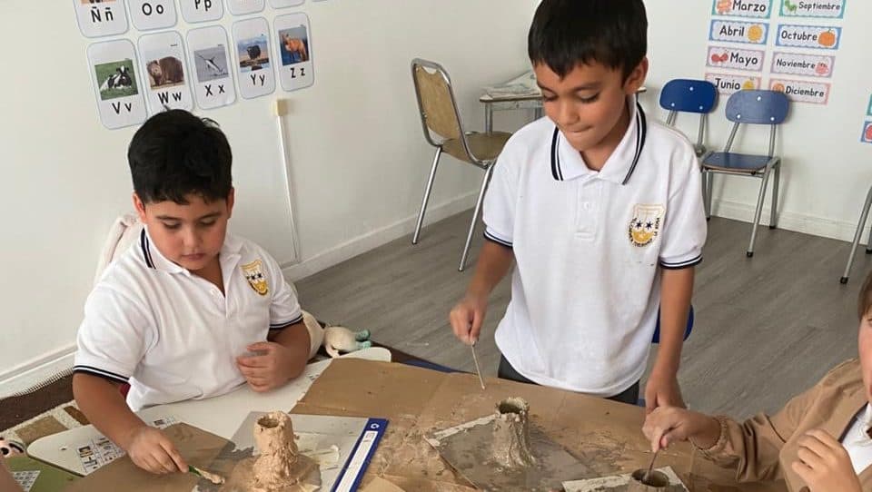 Fotografía de la noticia «Taller de Ciencias para Niños: Aprender y jugar en Nuestro After School» del Colegio El Carmen Teresiano La Reina.