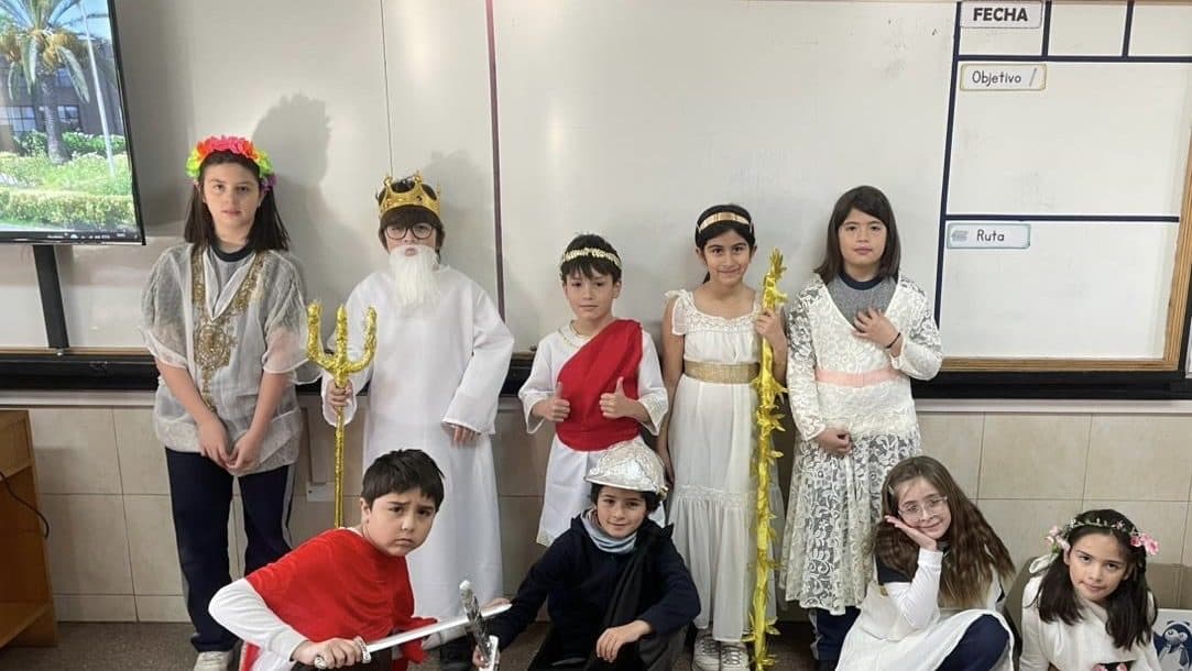 Fotografía de la noticia «Alumnos de 3° básico dan vida a los dioses griegos en monólogos escolares» del Colegio El Carmen Teresiano La Reina.