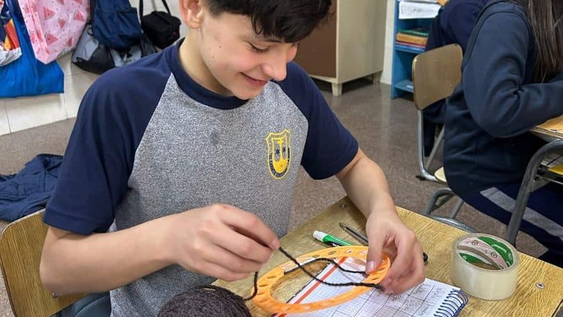 Fotografía de la noticia «Estudiantes de 7º básico descubren el valor de Pi (π) en una experiencia práctica.» del Colegio El Carmen Teresiano La Reina.