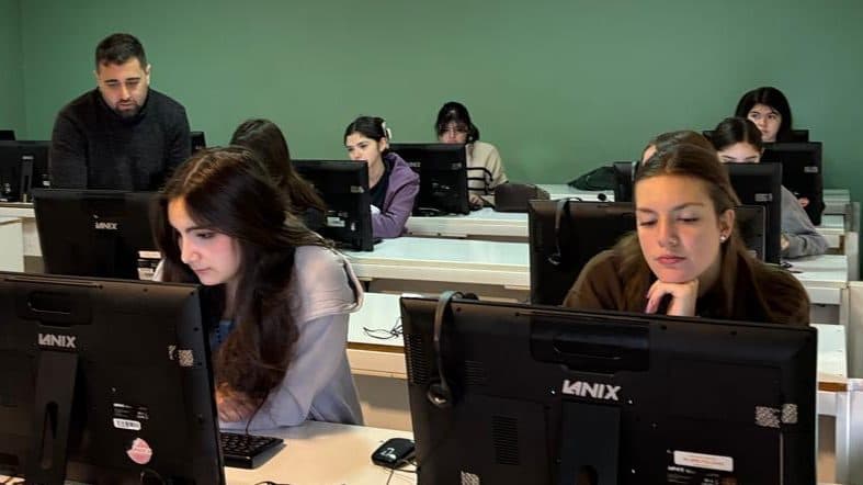 Fotografía de la noticia «¡Nuestros estudiantes rindieron con éxito la certificación TOEFL!» del Colegio El Carmen Teresiano La Reina.