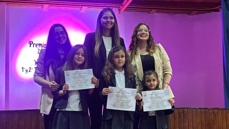Fotografía de la noticia «Un paso Hacia el futuro: La Ceremonia de Kinder y Premiación de 1° y 2° Básico.» del Colegio El Carmen Teresiano La Reina.