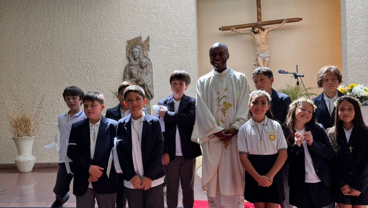 Fotografía de la noticia «Primeras comuniones 2025: Un Sábado de Fe y alegría en la Capilla de nuestro colegio.» del Colegio El Carmen Teresiano La Reina.