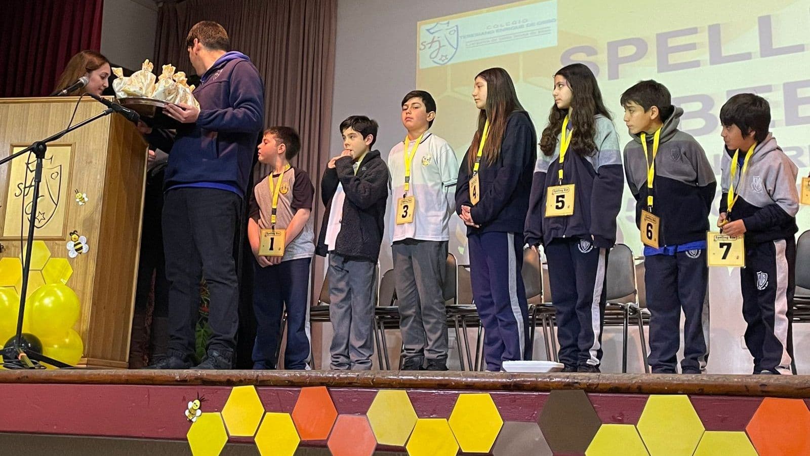 Fotografía de la noticia «Nuestros Estudiantes Brillan en el Spelling Bee 2025 del Colegio Enrique de Ossó» del Colegio El Carmen Teresiano La Reina.