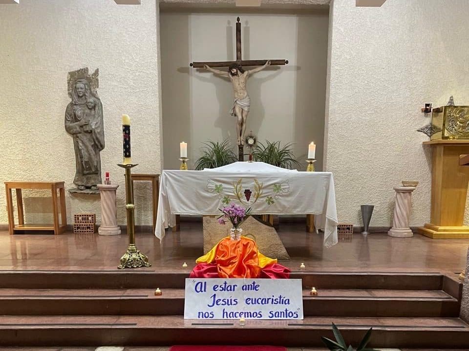 Fotografía de la noticia «Un momento especial de adoración al Santísimo» del Colegio El Carmen Teresiano La Reina.